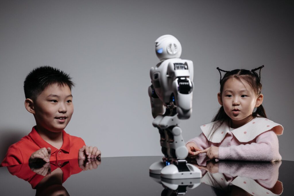 55 Jahre China-Österreich: Wiener Delegation testet Roboter in Wuhan